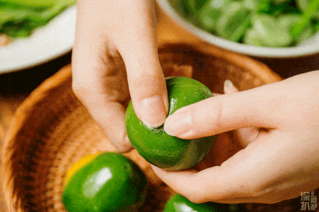 江南地区的人在清明节的时候有吃青团的饮食习俗.