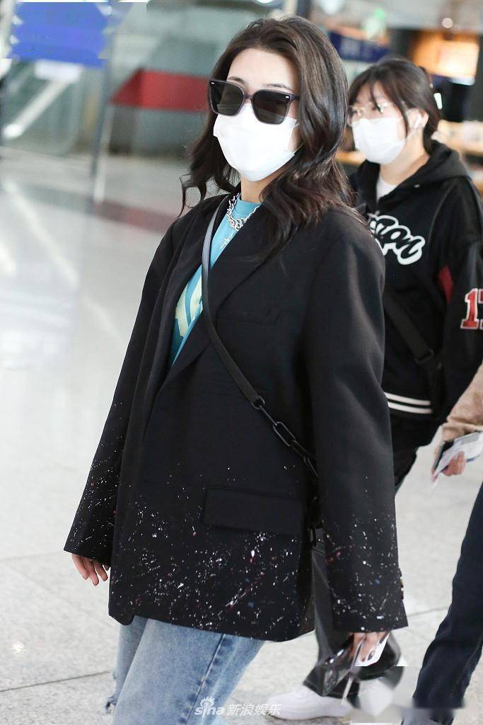 戴萌穿黑西装墨镜遮面扮酷 与许杨玉琢同行靓丽吸睛