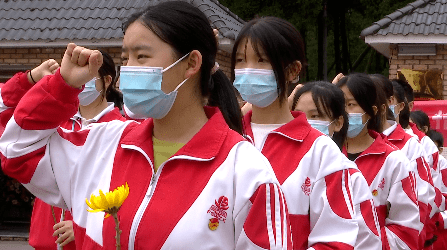 涪陵区十五中学校,涪陵区荔枝希望小学的同学们身穿校服,戴着鲜艳的