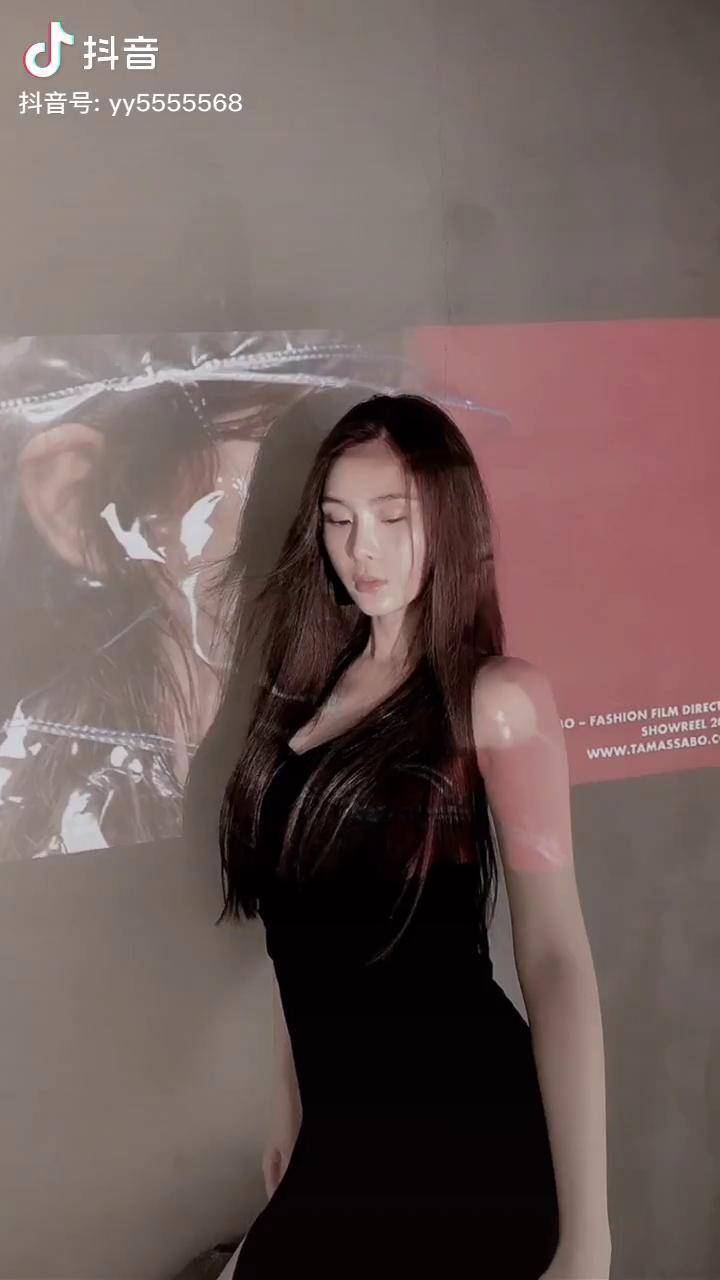 老子比你身材好 老子比你美 看得惯的看看不惯的滚 当什么绿茶妹妹