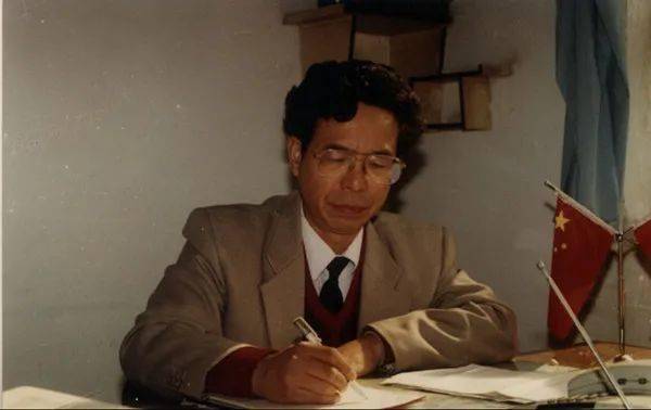 在后来的从教过程中,学生们常常钦佩刘京海校长学识渊博和"无所不知".