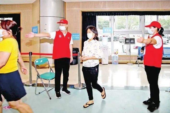 在西乡会堂临时疫苗接种点,医院每天安排了75名医护人员,以30(人)开30