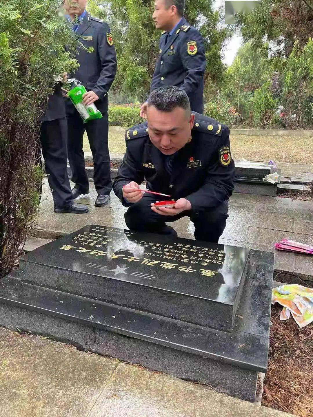 隨後,大家又來到位於晁陂鎮的時莊慘案紀念館,認真傾聽時莊慘案的紅色