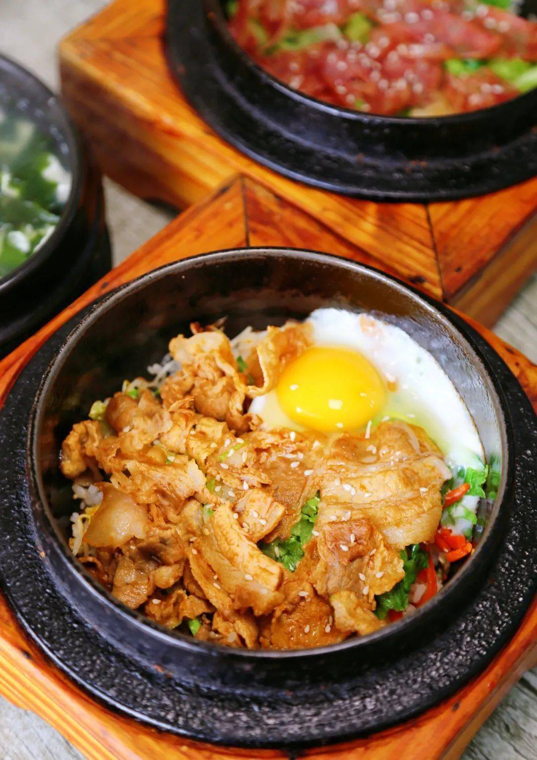 五花肉石锅拌饭是店里的招牌,还没端上桌,五花肉炙烤而出的油香气和锅