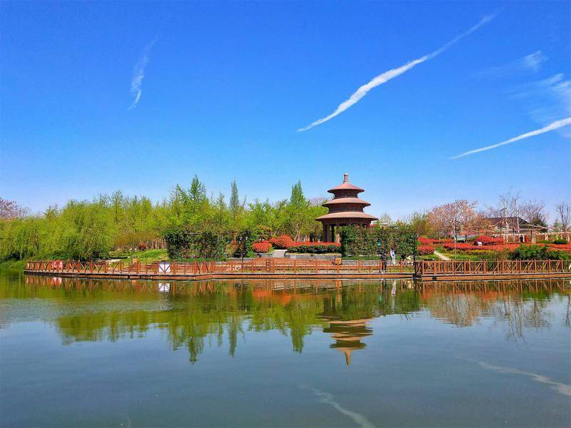 山东省郯城县郯子公园郯子湖畔春色秀丽,景色宜人.