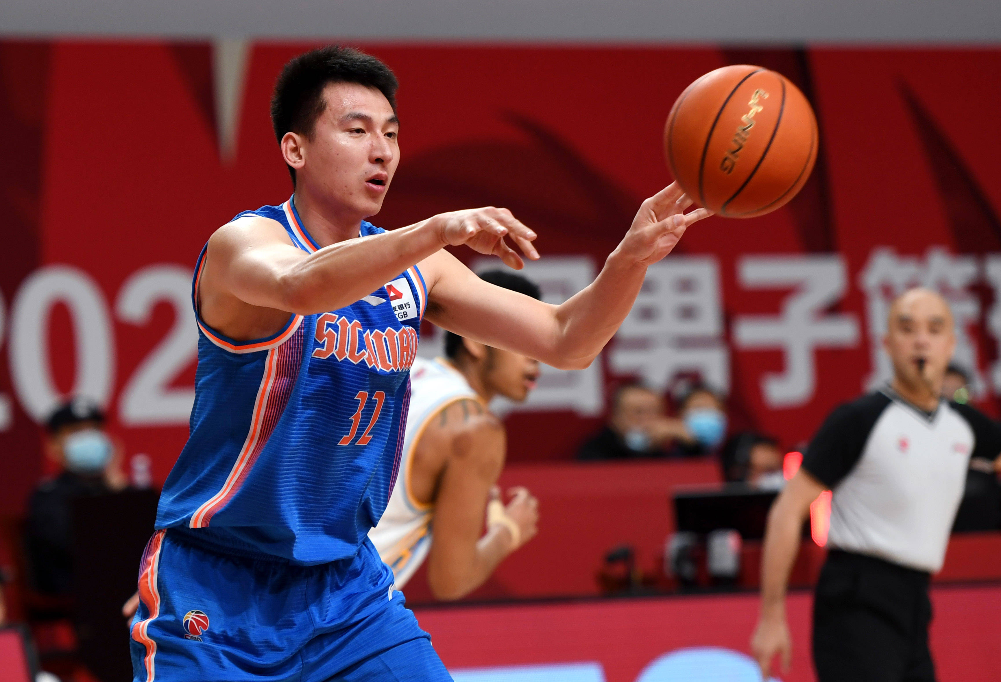 4月7日,四川五粮金樽队球员陈辰(左)传球.