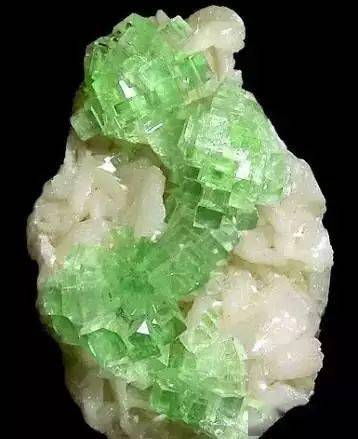 蓝色菱锌矿▲蓝色的萤石晶体上,点缀着黄铜矿▲块铜矾.