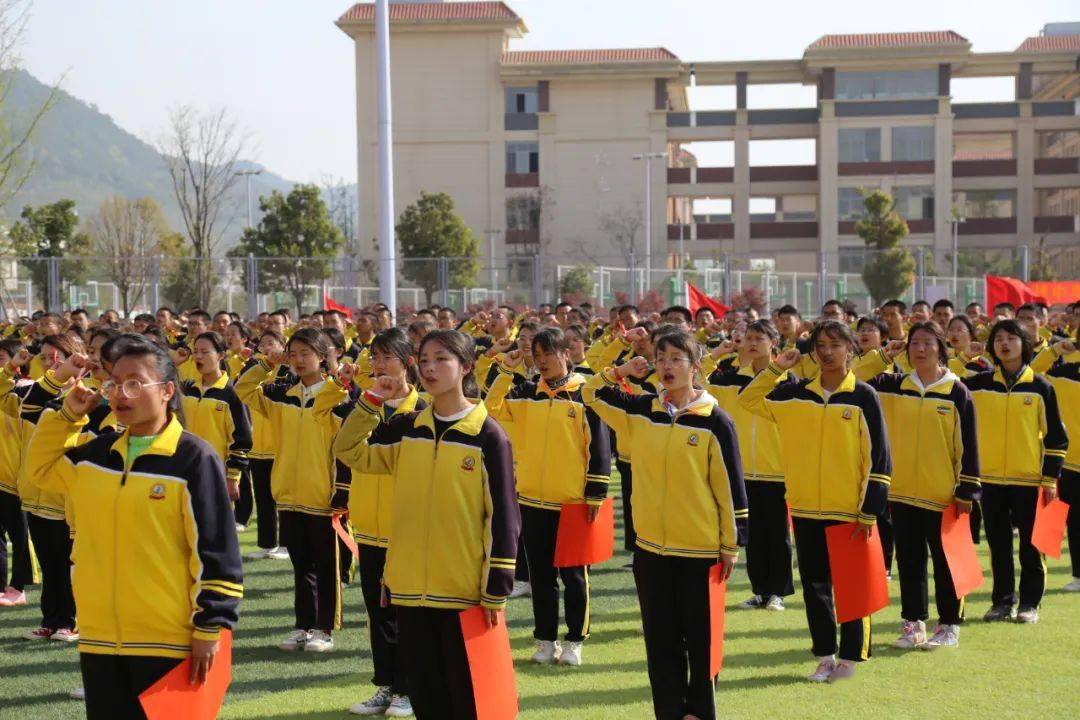 鲁甸山师华清崇文中学图片