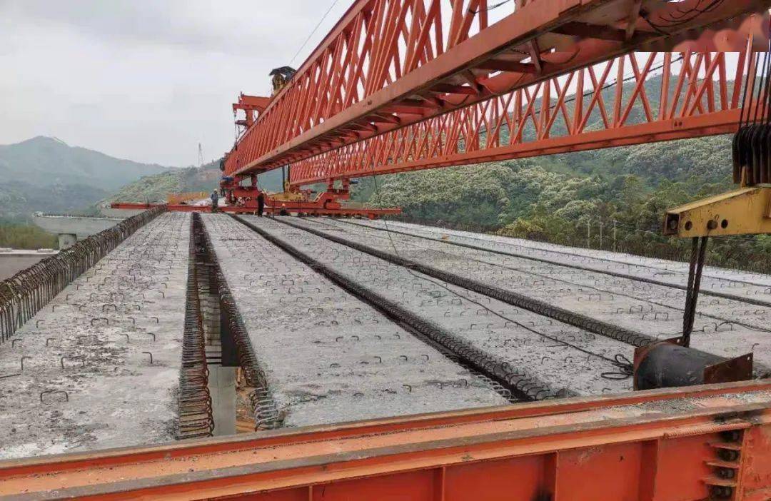 一线快讯|广连项目双楼大桥左幅梁板顺利架设完成