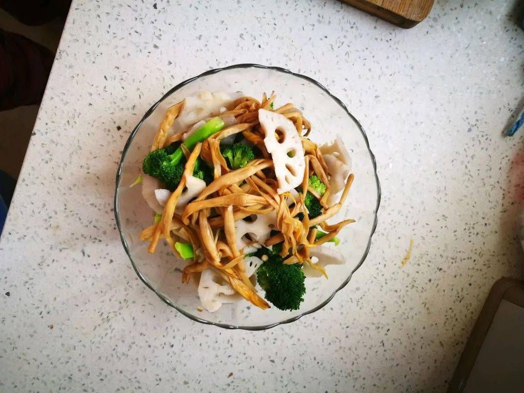 这菜含14种氨基酸,春天多吃它,营养丰富还能强健体格~_黄花菜