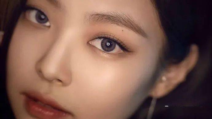 大家很喜欢的这位女团爱豆的眉下痣