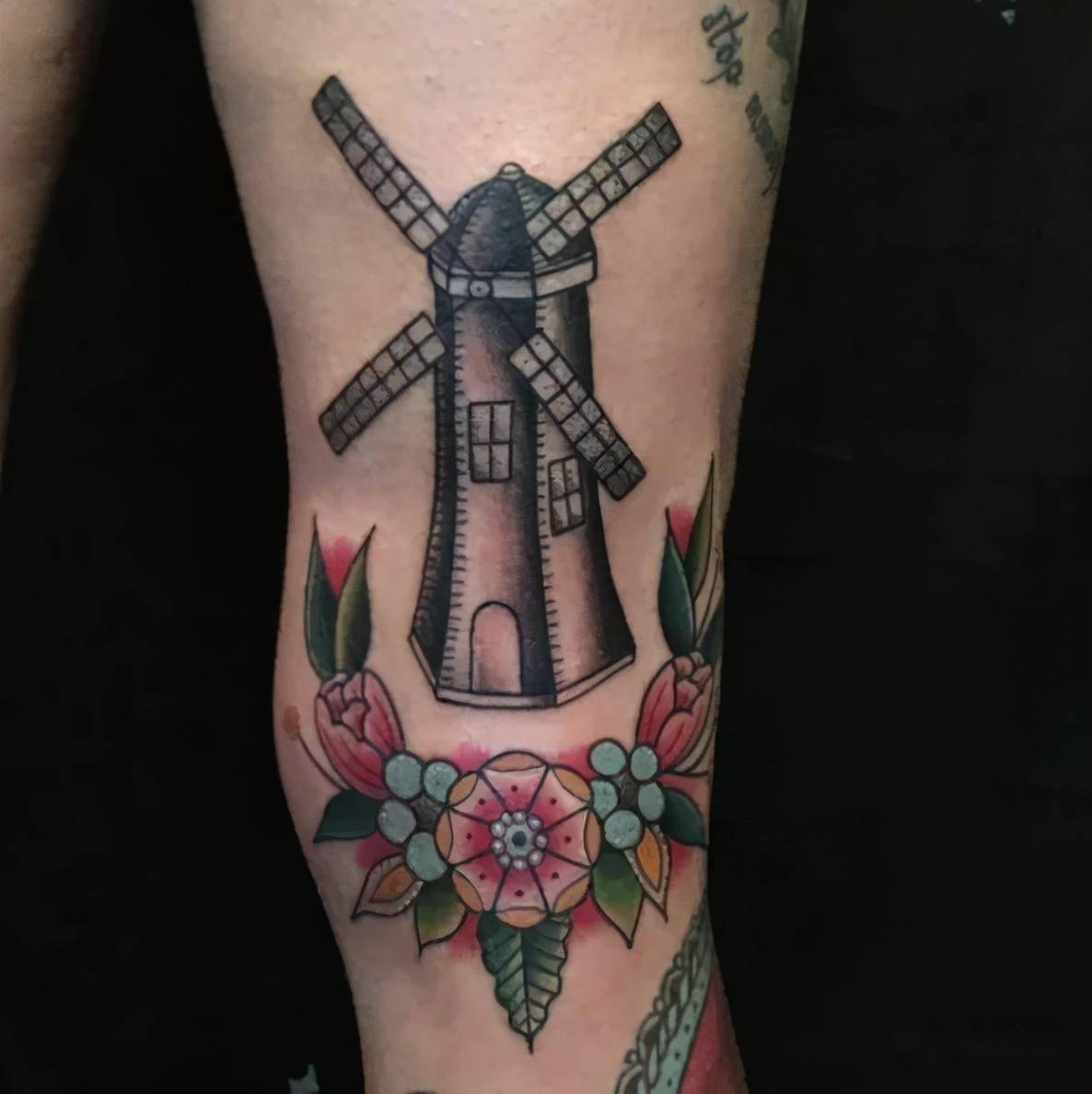 这位美女纹身师性感的很高级