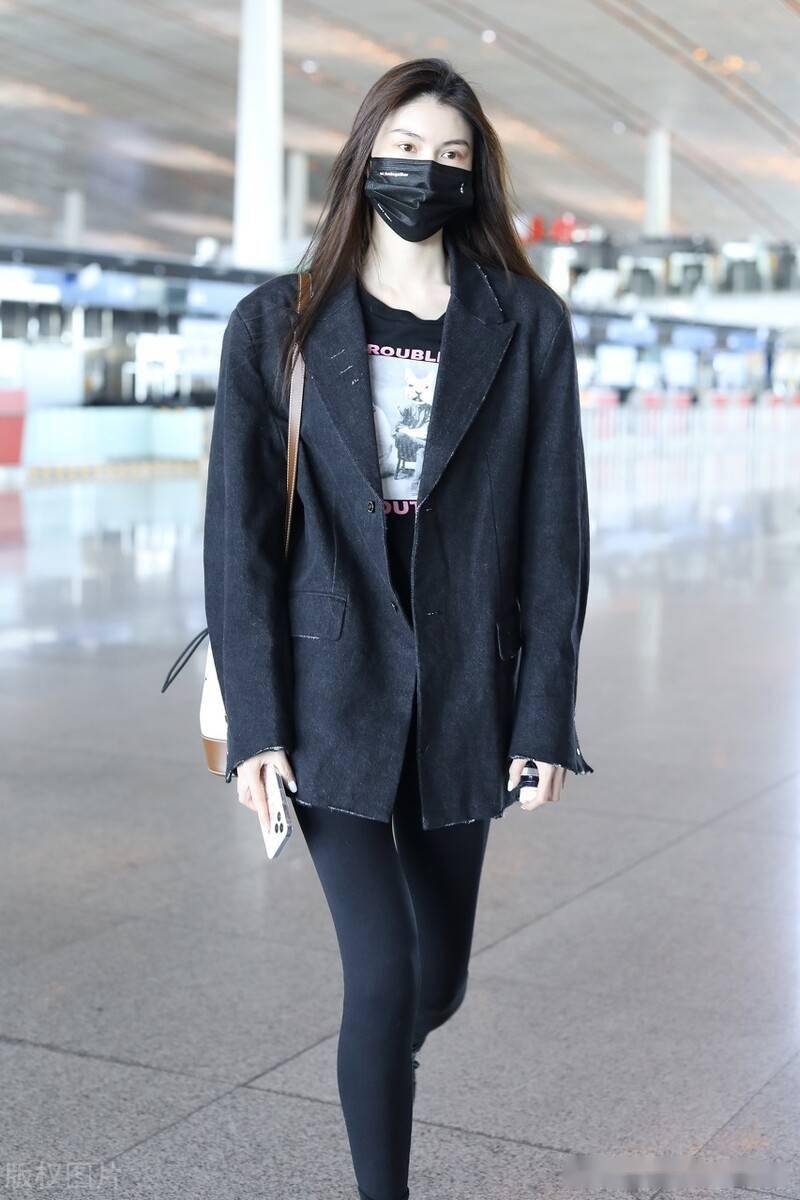 街拍:何穗黑色西装 印花t恤 绑带靴 包袋干练精致