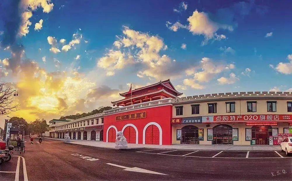 闽粤第一城位于福建省诏安县与广东省饶平县324国道交界处,一城跨两省