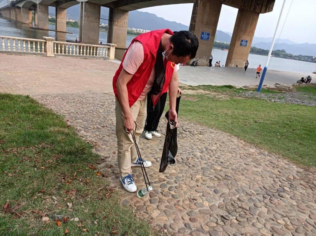 英德市政数局开展弯腰捡垃圾河边更美丽志愿服务活动