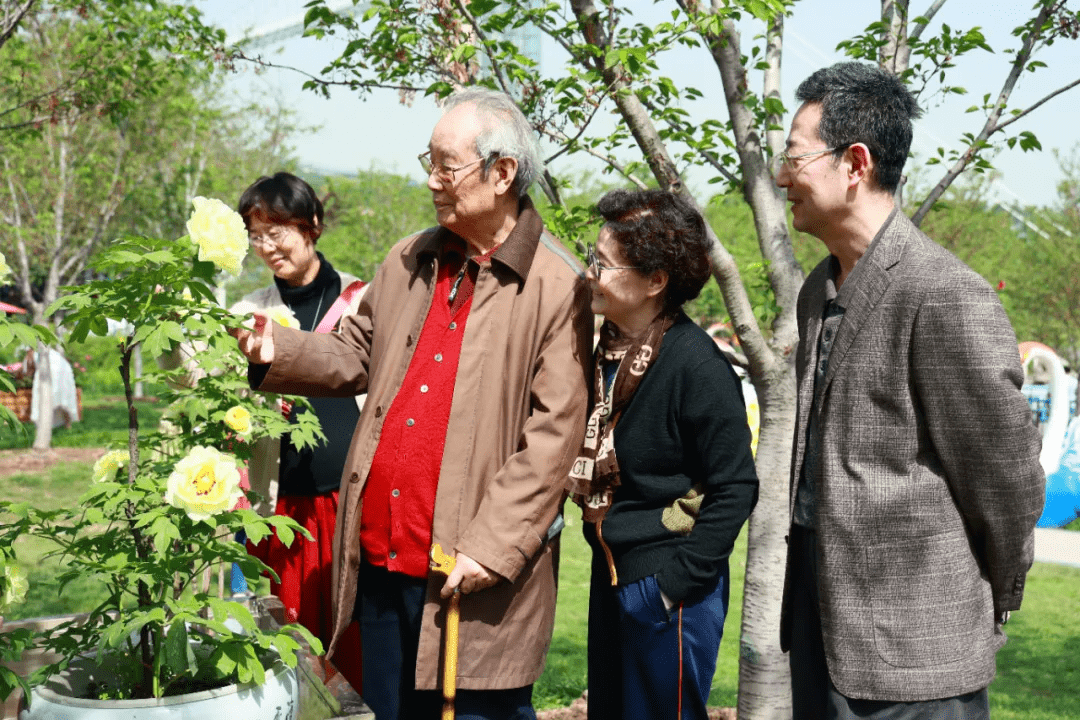 日前,著名畫家邵仲節蒞臨參觀了成都漫花莊園第七屆牡丹花