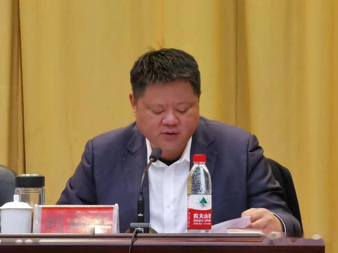 市交通运输局党组书记,局长刘向伟作交通运输工作报告.