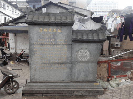 两道绿色的路标分立在路的两边,一为走马楼社区,另一为藩后街社区.