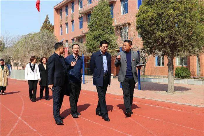 姚明到营口市实验中学调研义务教育学校工作