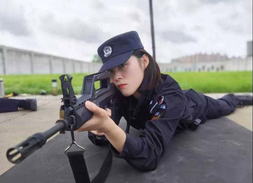 武警特警 女兵图片