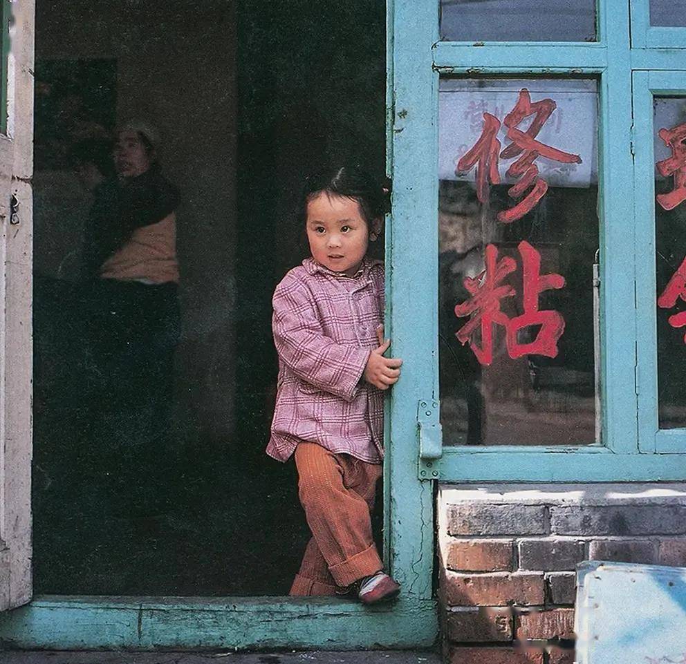 北京王府井,站在店铺门口的小女孩.北京故宫,一对双胞胎姐妹.