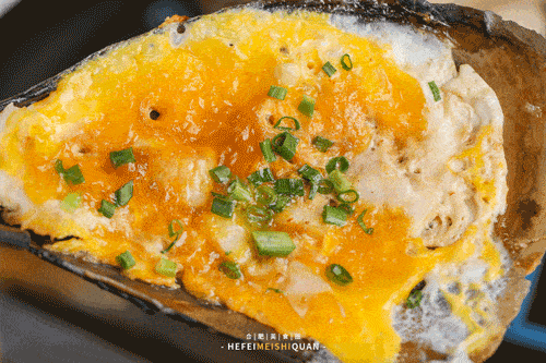 带子烤蛋算得上阿超海鲜名片之一,鲜嫩的鸡蛋比带子好吃,里面的肉切成