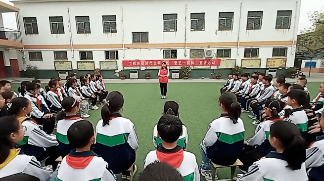 在新乡卫辉市第四完全小学,新乡卫辉市一中历史教师郜家智用生动易懂