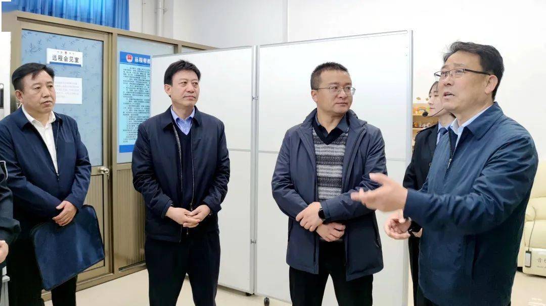 每到一处,王虎都仔细听取汇报,查阅资料,交流探讨问