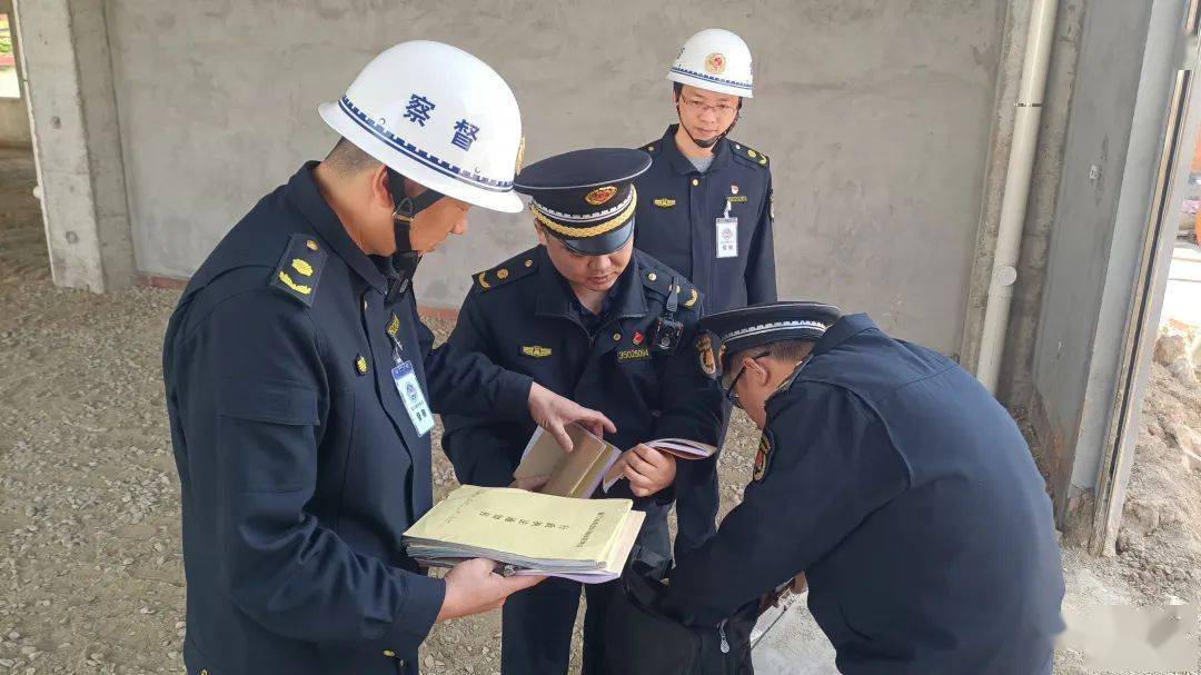 人员采取随机抽查的方式到各区城管执法队伍检查规范化建设检查过程中