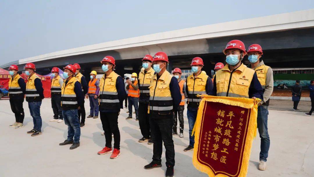 致敬城市建設者鬱金香牡丹園邀河南三建築路工人賞花遊園