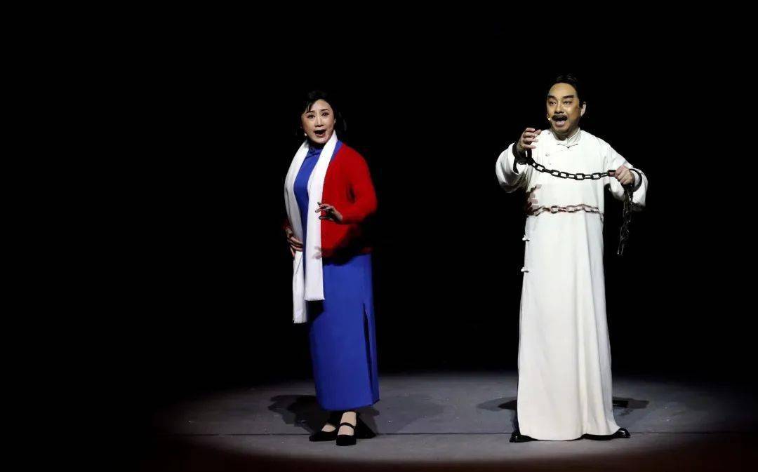 大型革命历史川剧《烈火中永生》隆重上演_江姐由