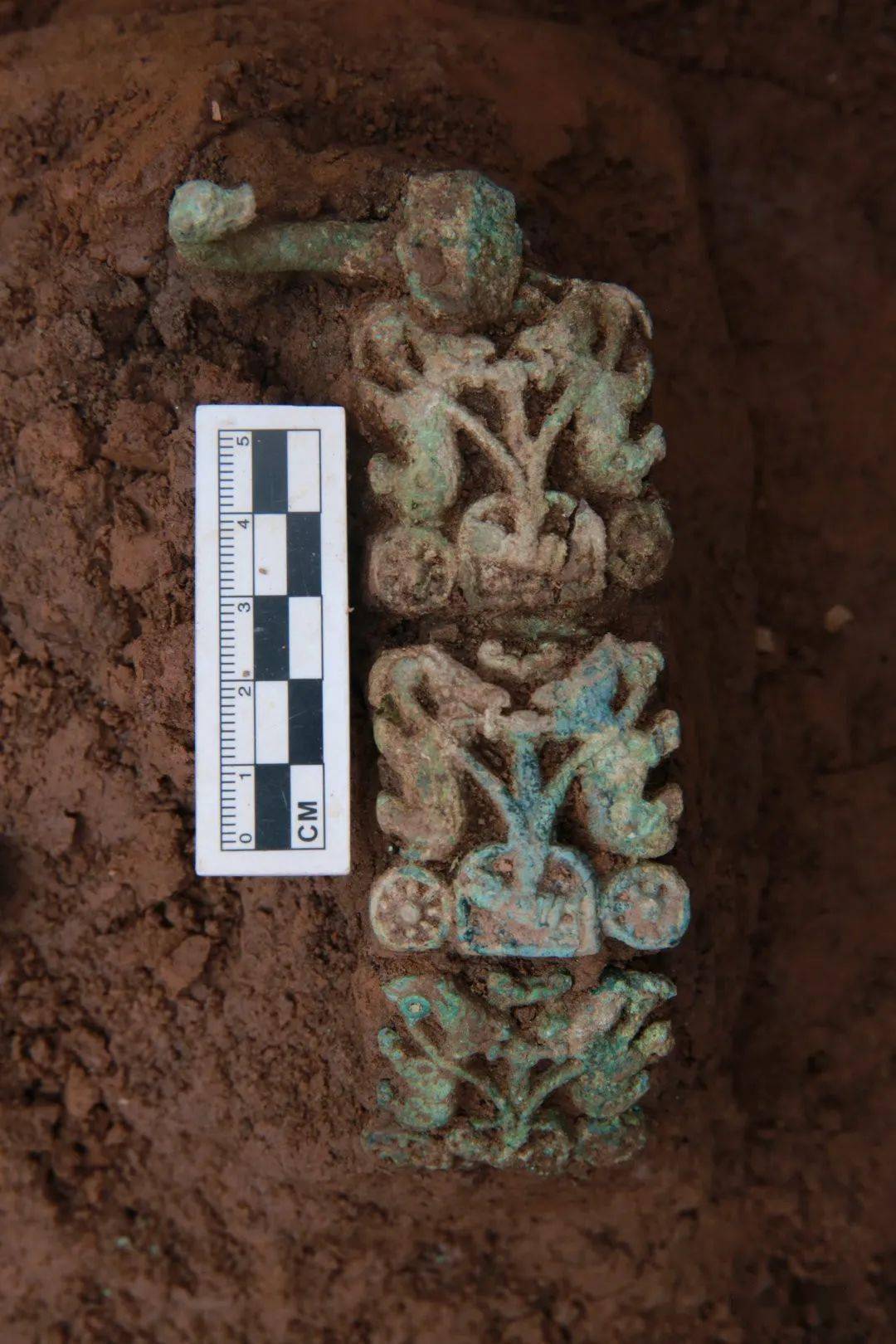 m100出土铜腰带▲m132出土铜腰带饰▲m83-2出土装饰品▲m74出土铜