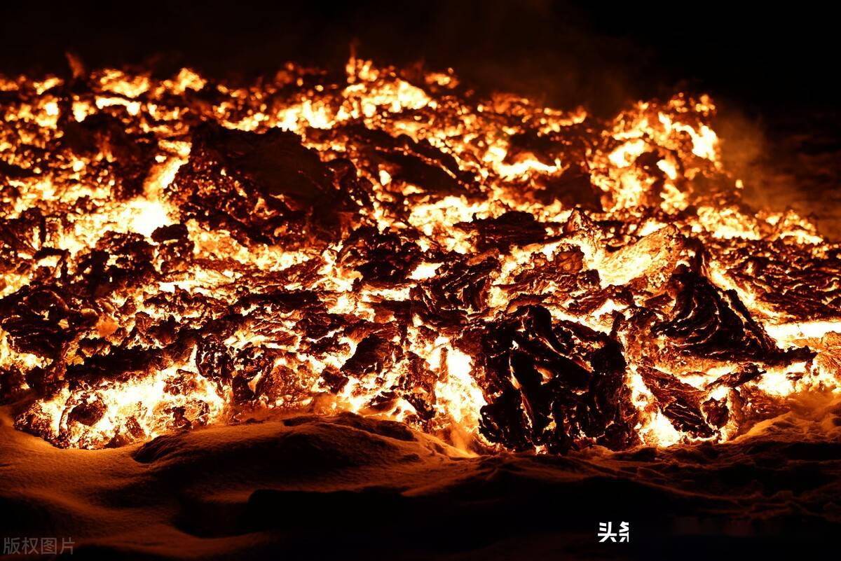 冰岛格尔丁达鲁尔火山持续喷发岩浆从裂缝喷涌而出