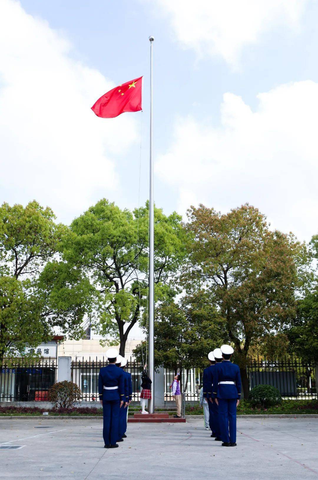青春火焰蓝扬起国旗红