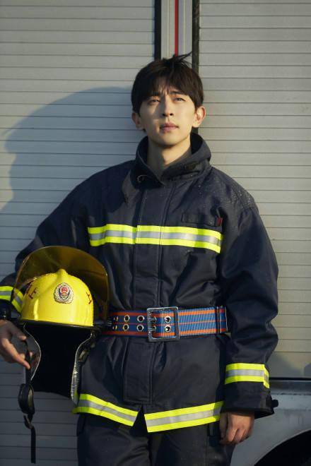 消息工作室公开邓伦消防员造型花絮照明晚极限挑战致敬最美火焰蓝
