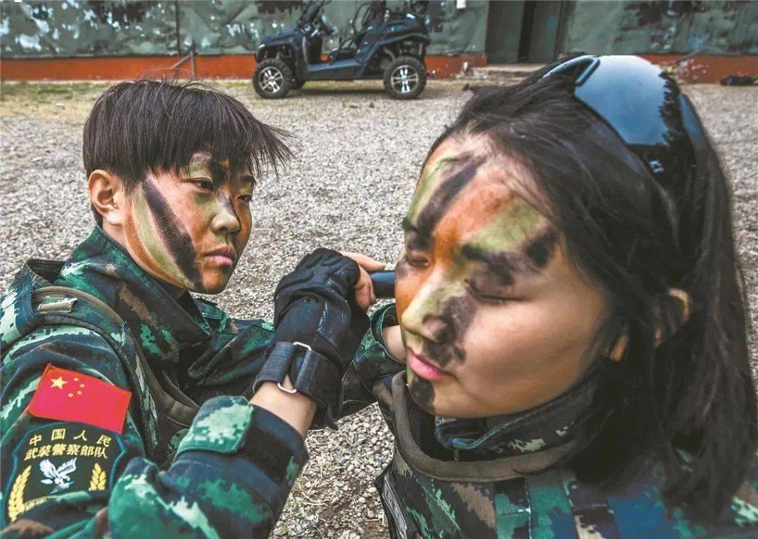 中国女兵秀肌肉够猛