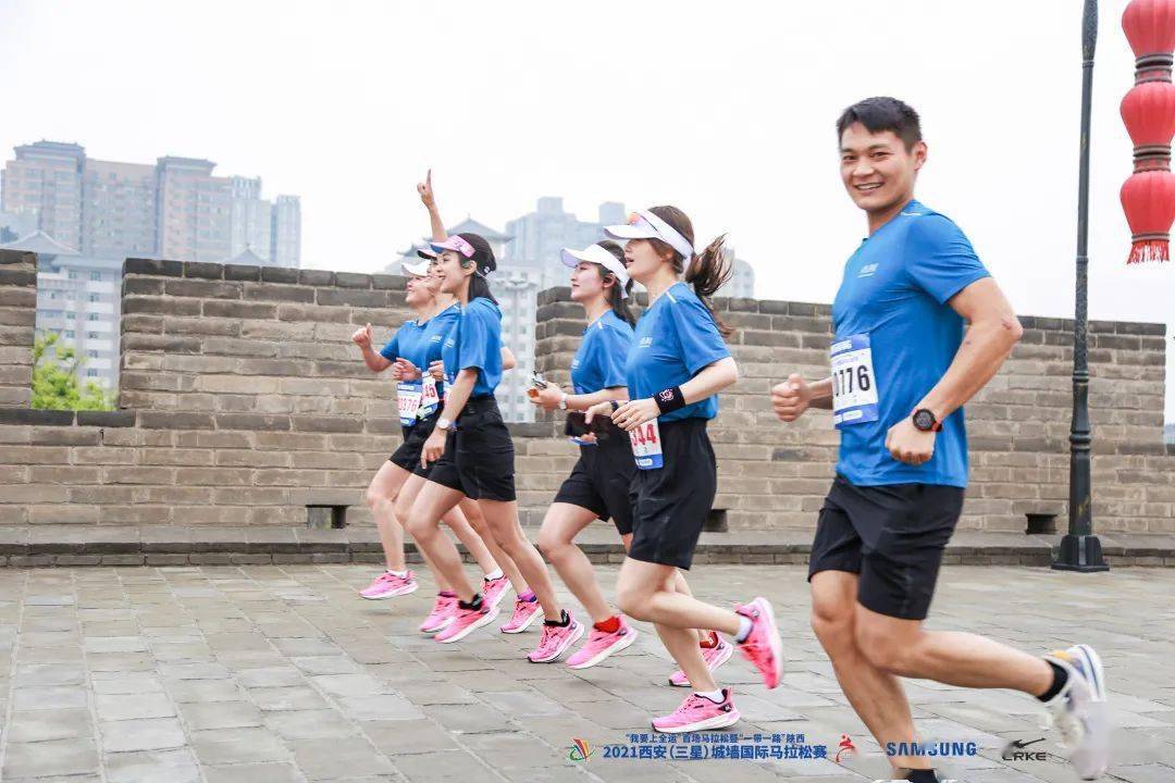 相约西安筑梦全运一带一路陕西2021西安三星城墙国际马拉松赛今日开赛
