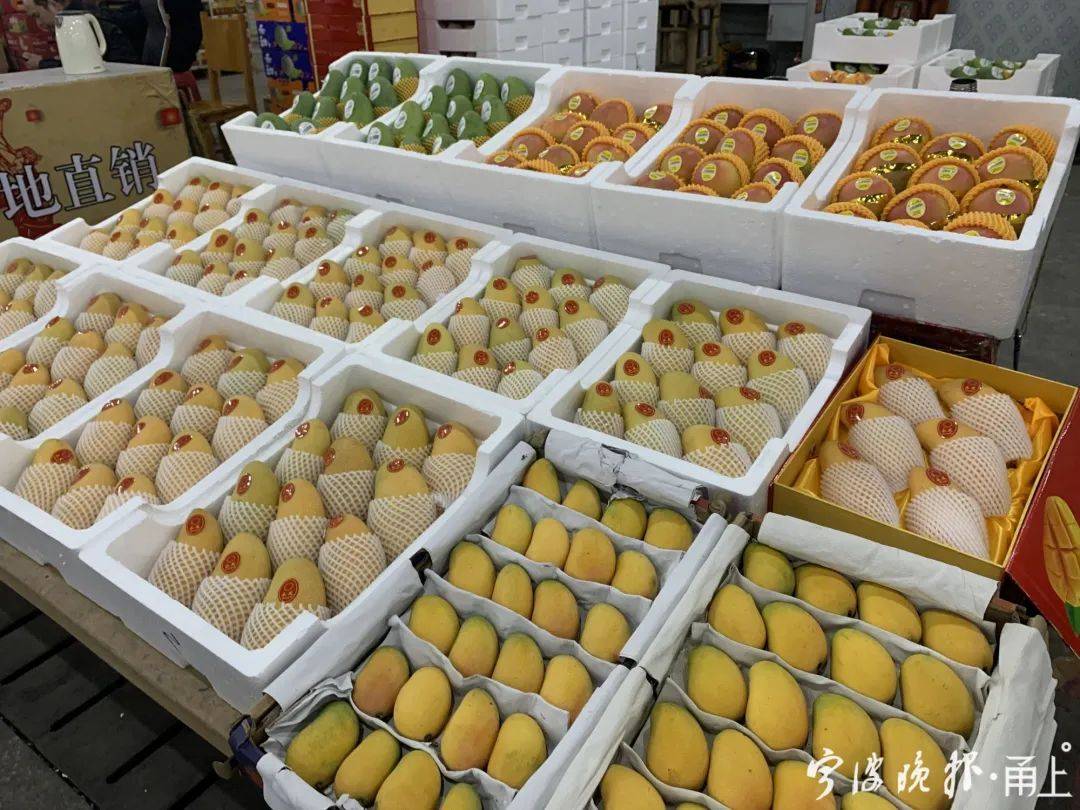 宁波一家水果批发市场关负责人介绍,当下交易的芒果已进入高峰,品种