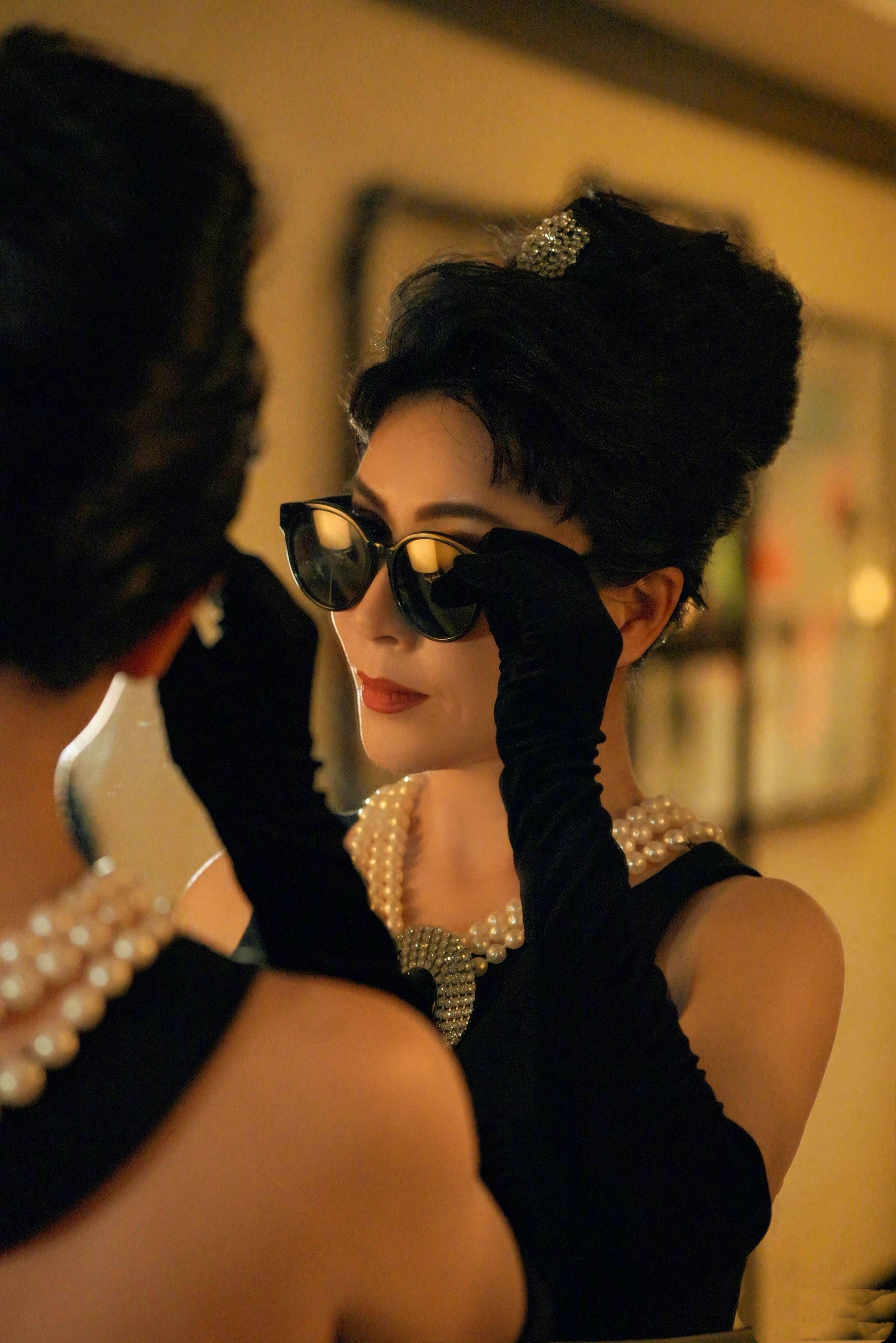 刘嘉玲哪像年过半百的人穿赫本风小黑裙戴珍珠项链名媛范十足