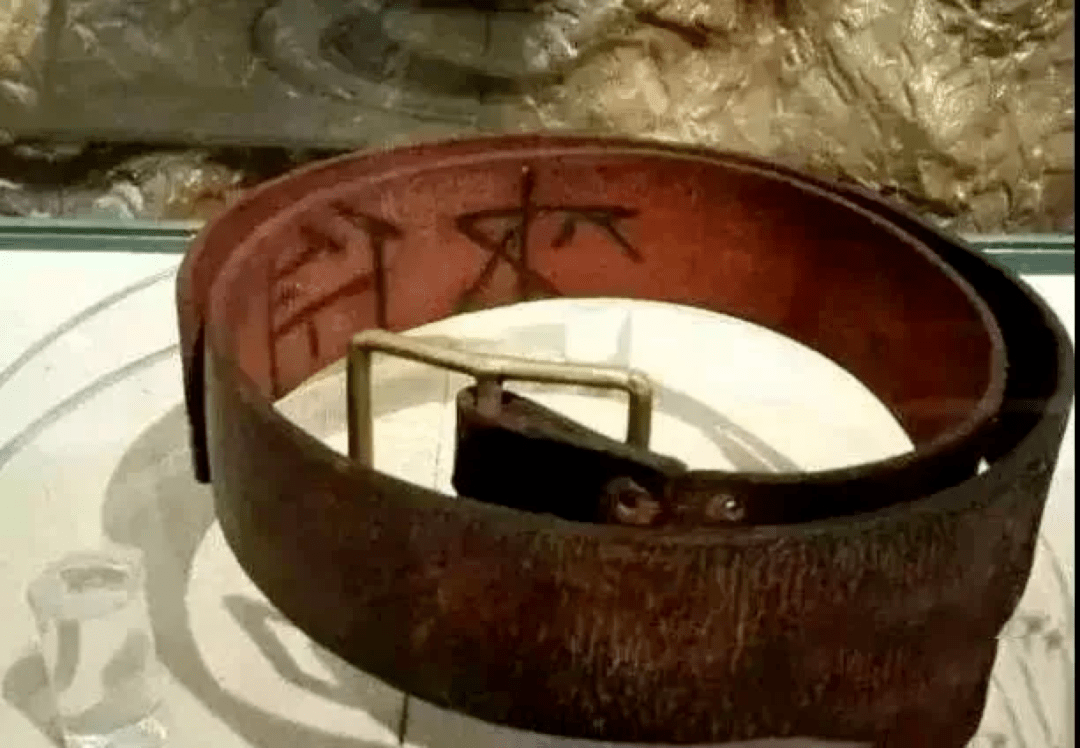 字并用红绸子包裹起来1975年周国才将这珍藏了几十年的半截皮带捐赠给