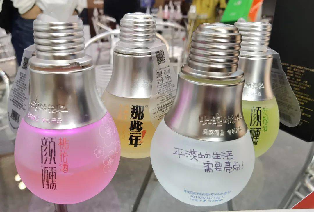 糖酒会上,一个名为"那些年灯泡酒"的小摊位吸引了不少人的目光.