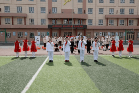 4月2日,牡丹江市立新实验小学的全体教师和少先队员在校园中开展了"