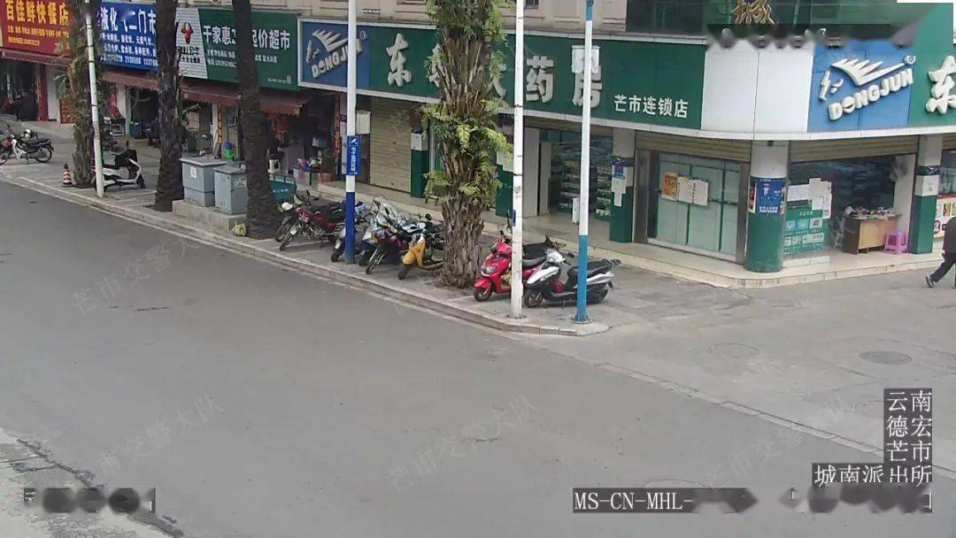 02勇罕街与目瑙纵歌路交叉口驾车佩戴安全头盔03金孔雀大道与目瑙纵歌