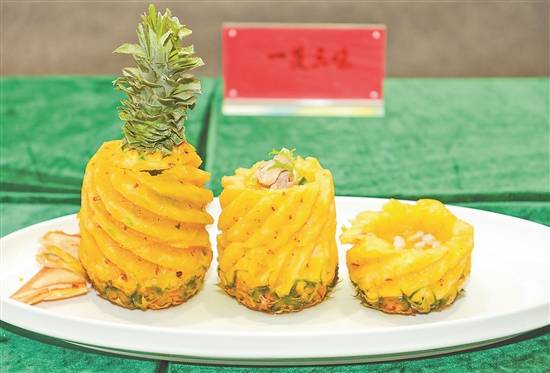 民间厨艺高手各显神通,烹饪自己拿手的菠萝菜 受访者供图 菠萝手撕鸡