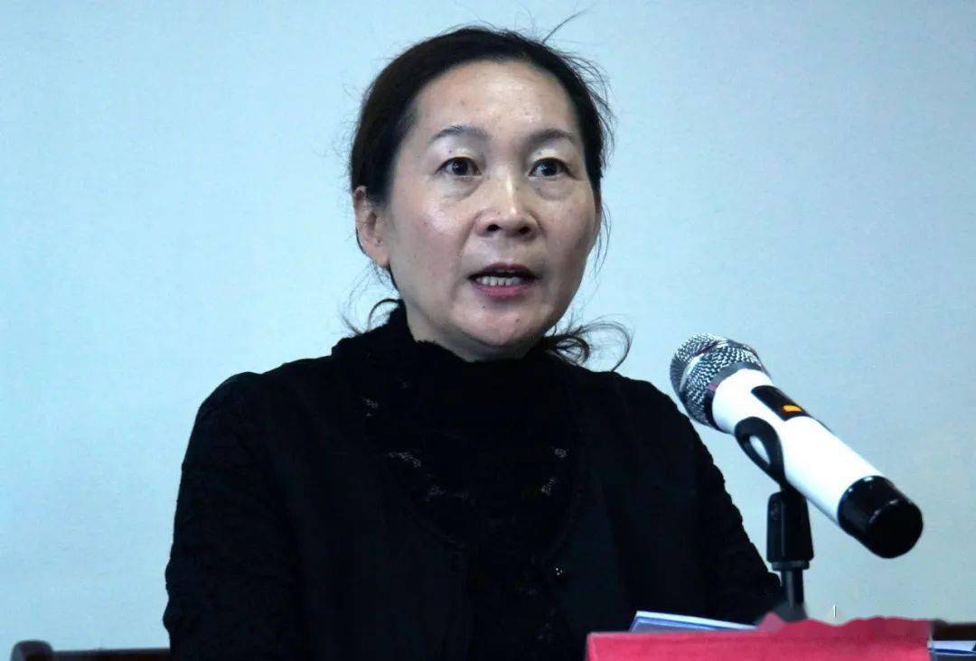 吴小琴副秘书长就县老年体协"夕阳红"服务中心的管理制度和值班制度作