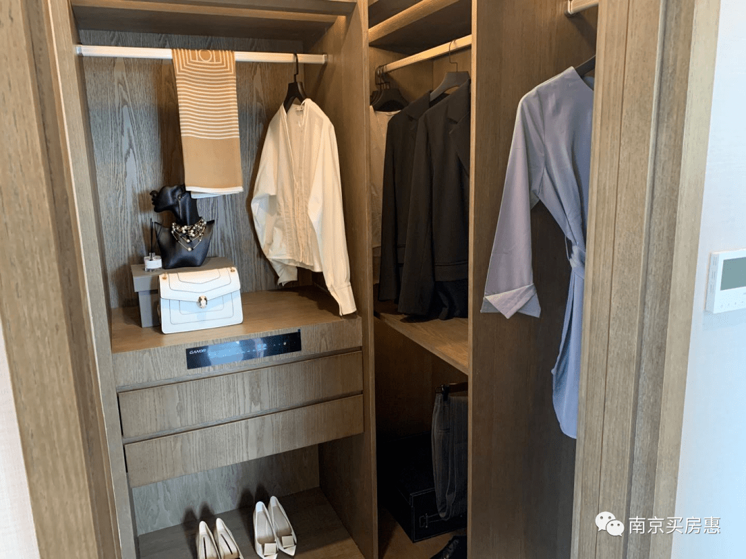小房间衣帽间 b6d1985000774b28a2fc88fba6c94a0b.png
