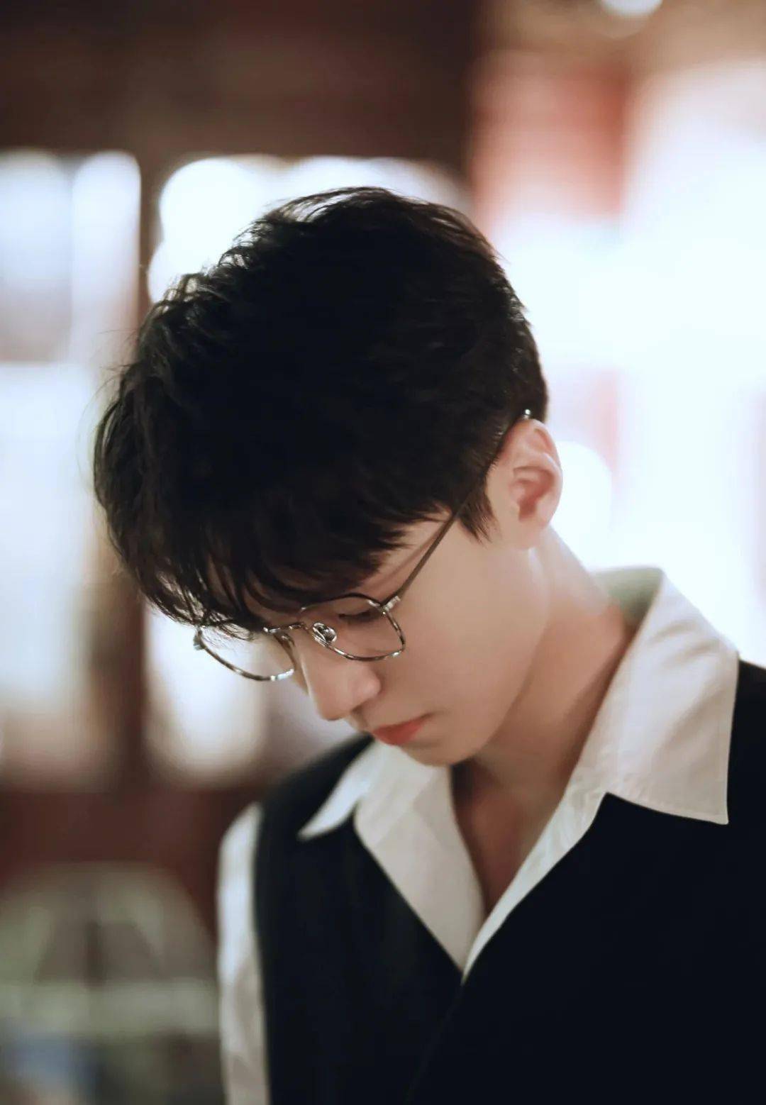 王俊凯西装照片好帅气看到戴眼镜的他要喷鼻血了