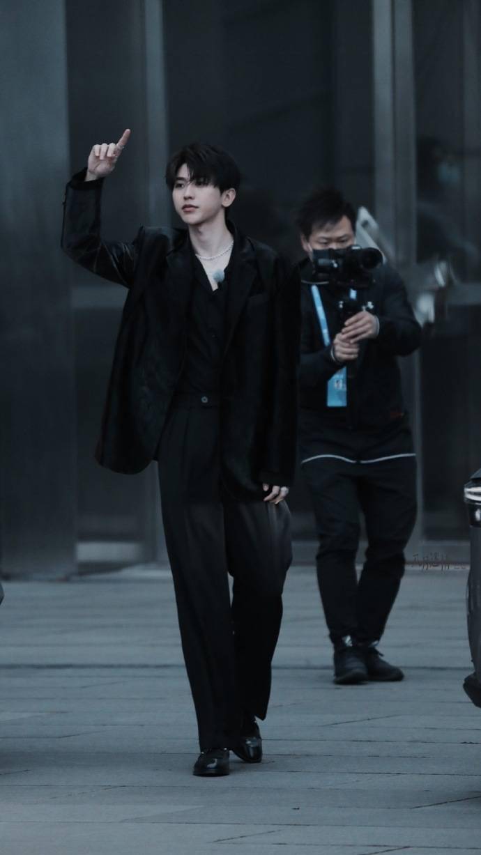 蔡徐坤奔跑吧黑西装红底鞋造型公开潇洒贵公子送上今日份绅士鞠躬