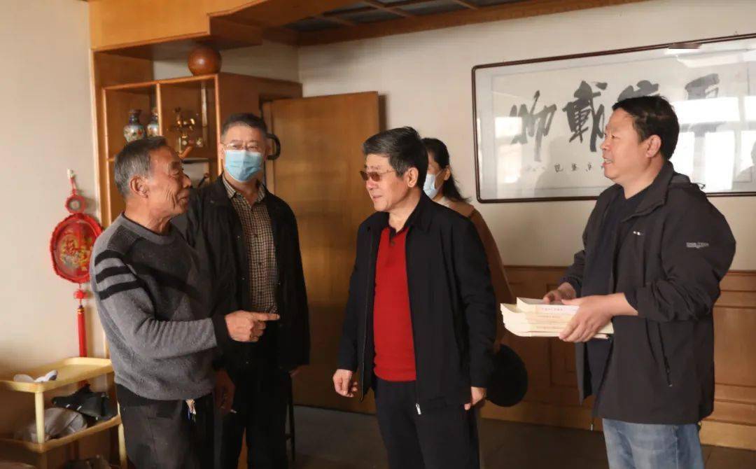 活动市城管局在机关离退休干部党支部党员中开展党史学习教育送书上门