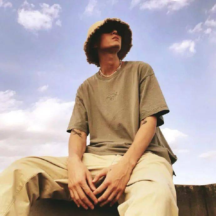 头像最好的时光在路上一路向阳